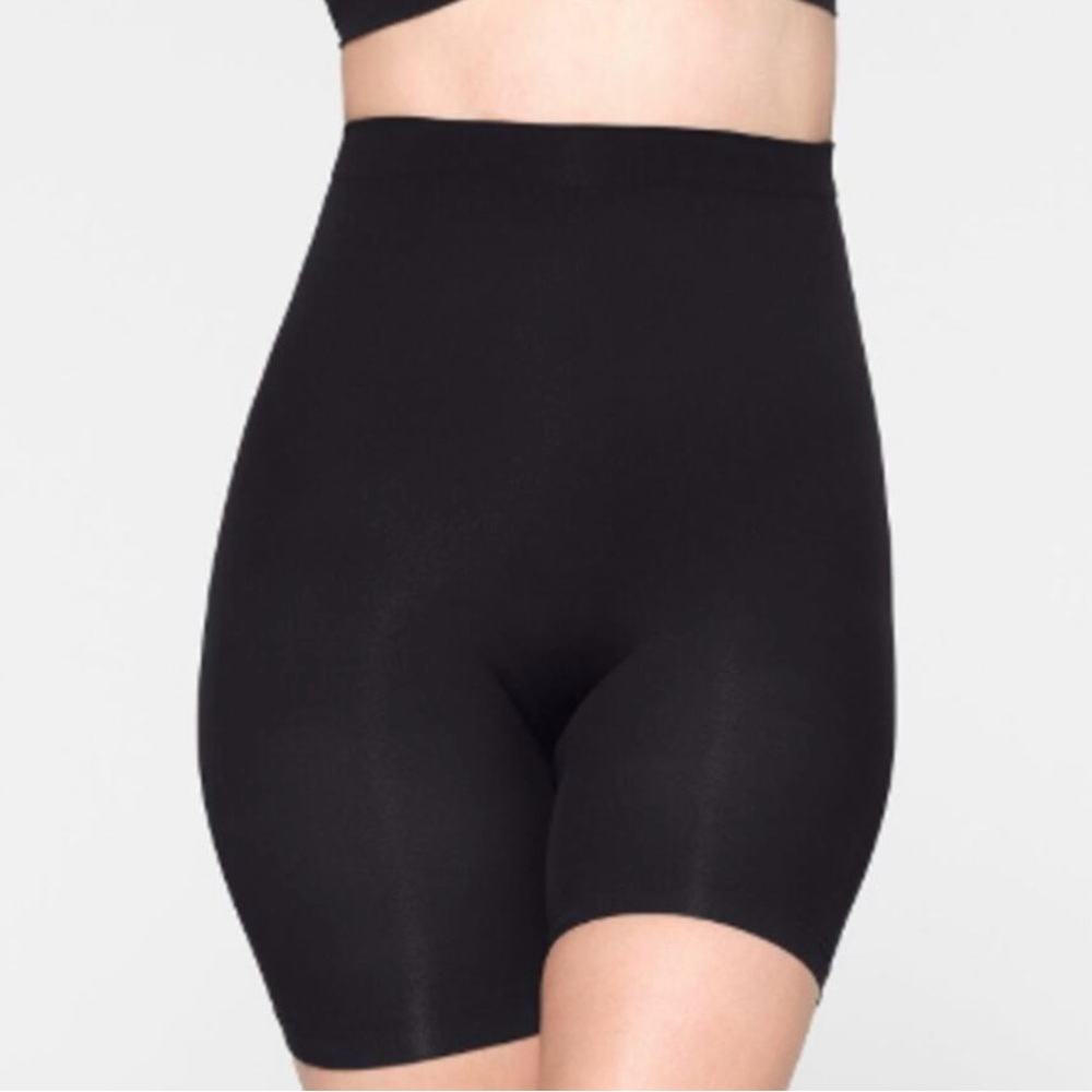 SKIMS Black Seamless Sculpt High Waist Mid Thigh Short Size L